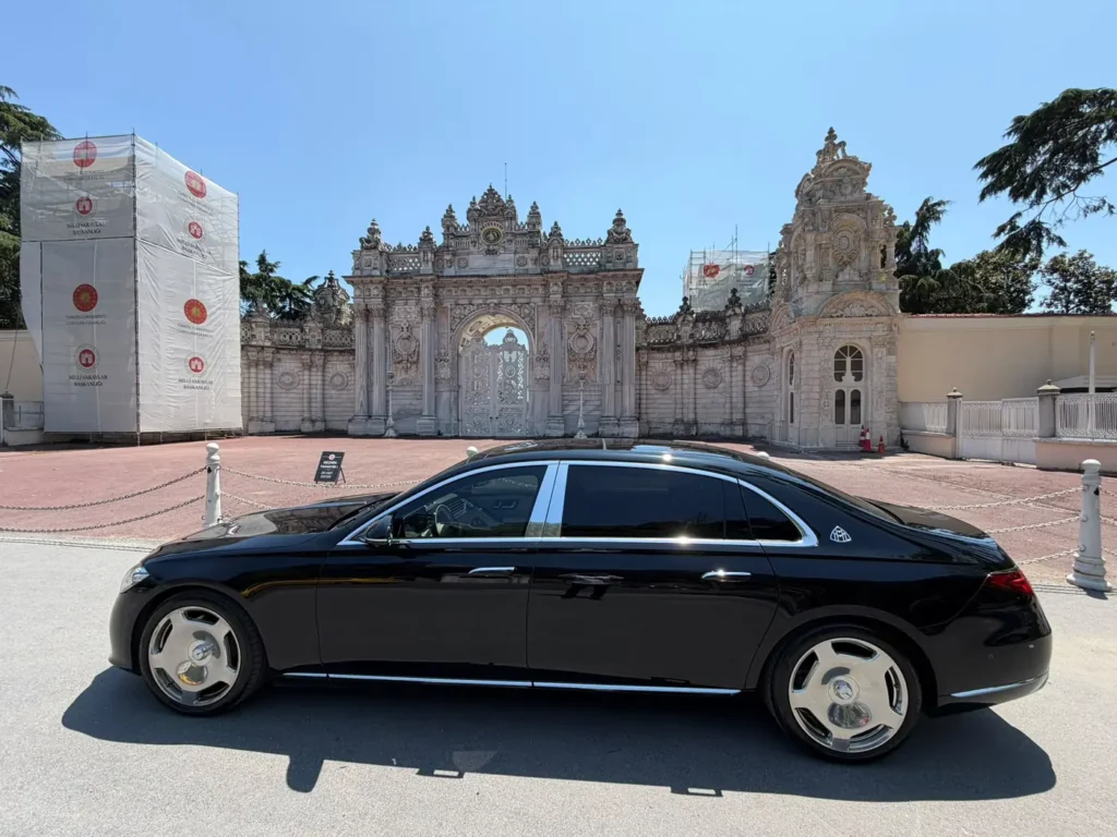 Dolmabahçe önünde bekleyen siyah Mercedes-Maybach S-Serisi