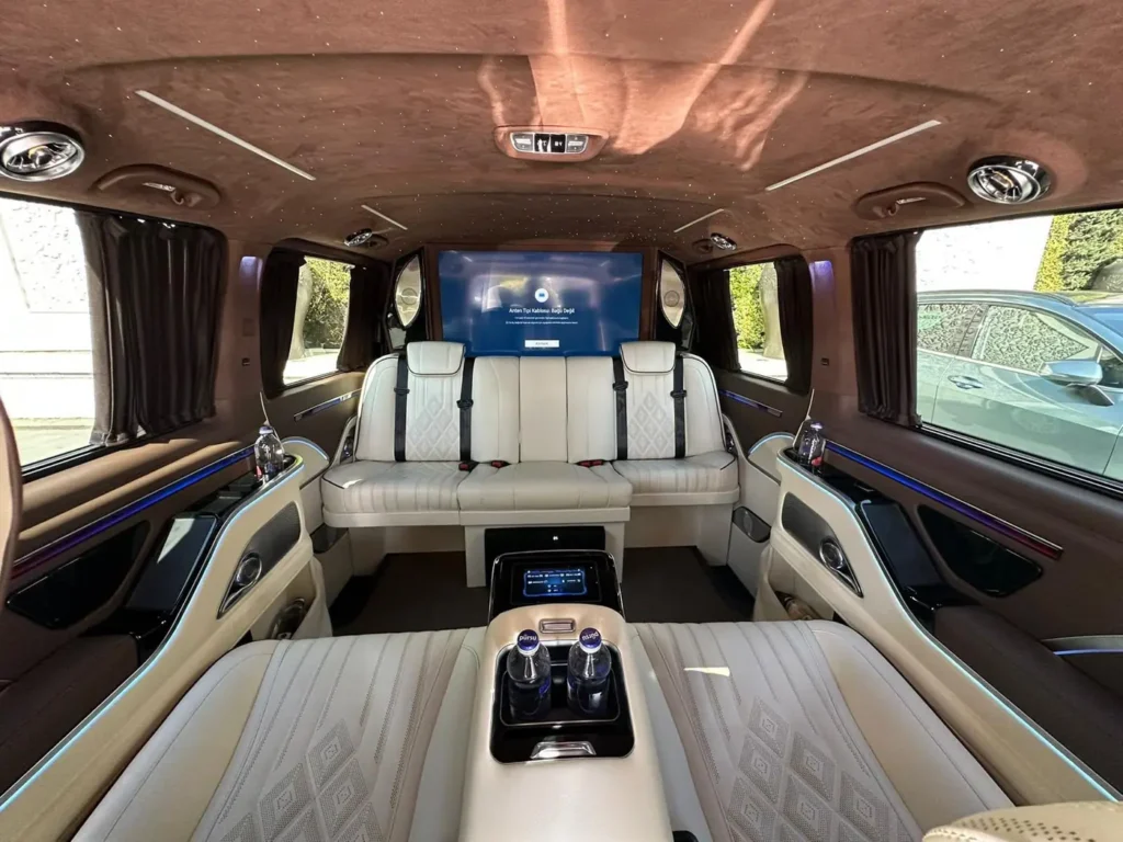 Mercedes V-Class VIP kabininde ekran, ahşap masa ve iç aydınlatma