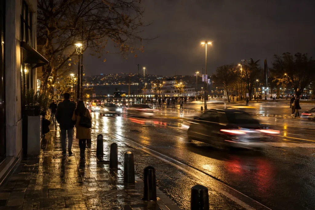 Yağmur sonrası gece Taksim çevresinde ıslak cadde ve akan trafik